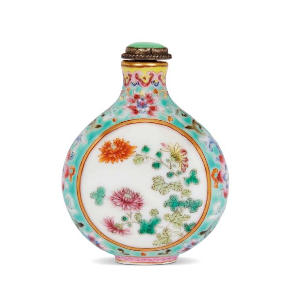 



A POLYCHROME PORCELAIN SNUFF BOTTLE, CHINA, QING DYNASTY, 19TH CENTURY