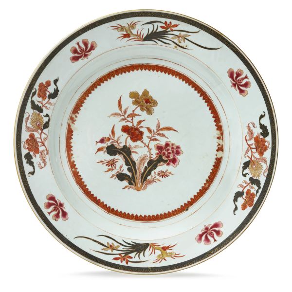 



PIATTO IN PORCELLANA A SMALTO ROSSO FERRO E ORO, CINA, DINASTIA QING, SEC. XVIII