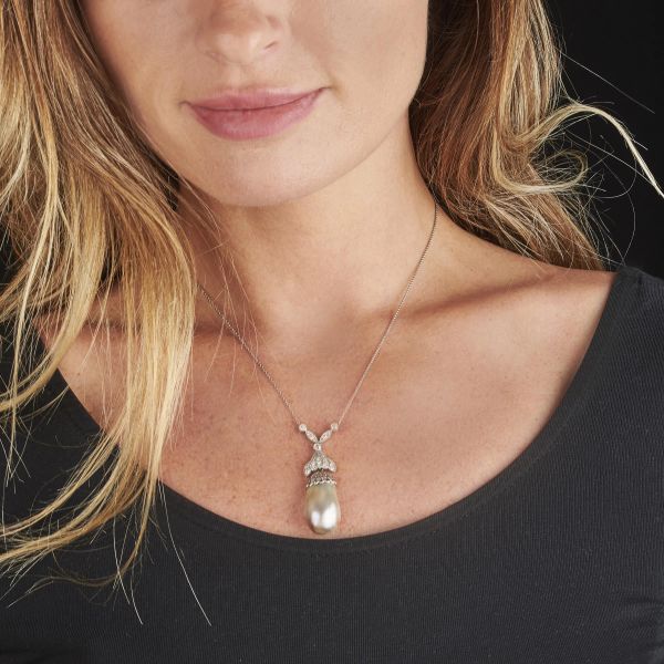 COLLANA CON PERLA NATURALE BAROCCA E DIAMANTI