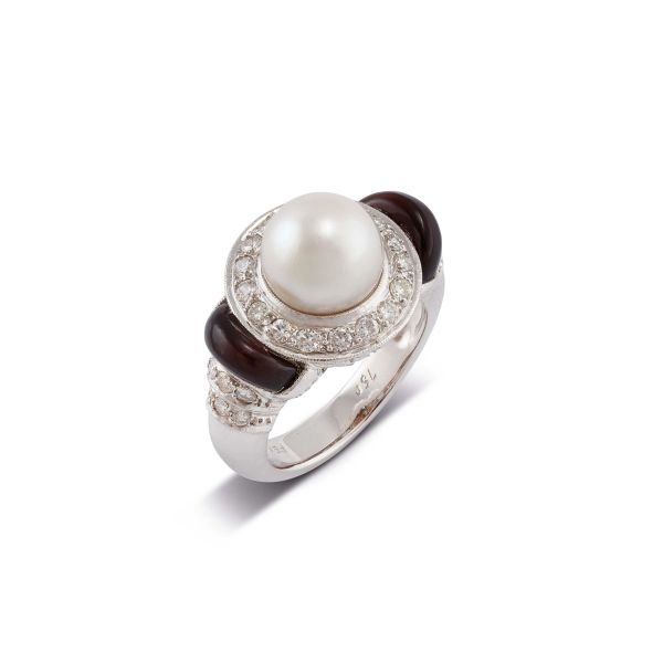 



RING WITH PEARL, DIAMONDS AND ENAMEL IN 18KT WHITE GOLD