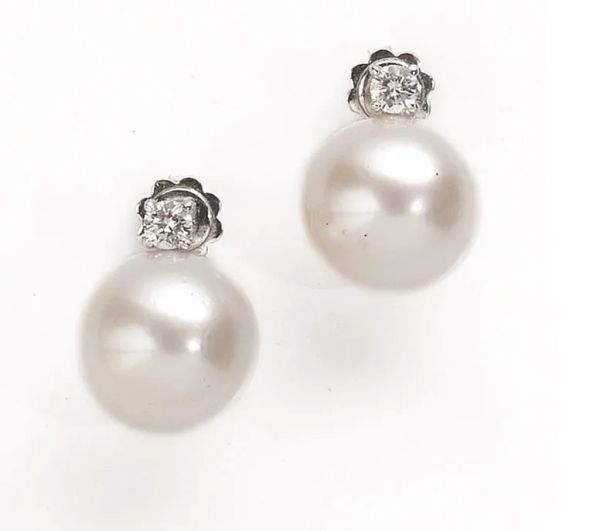 Paio di orecchini in oro bianco, perle e diamanti