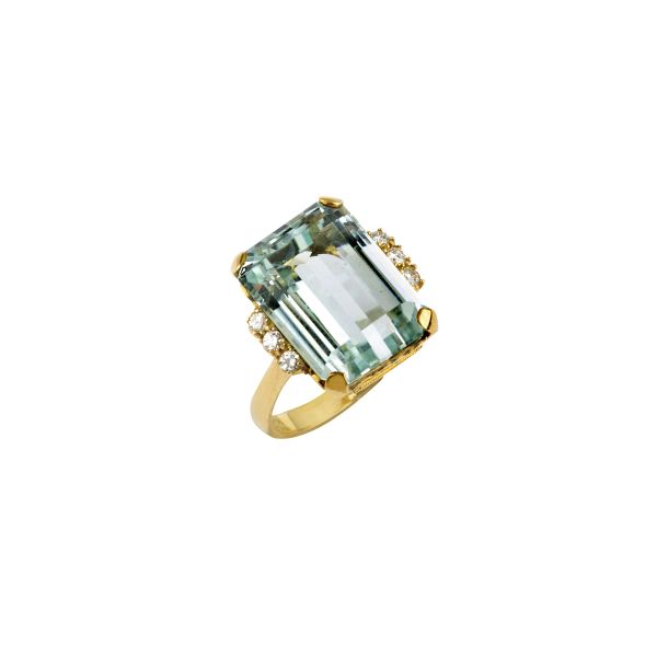 



AQUAMARINE AND DIAMOND RING IN 18KT YELLOW GOLD