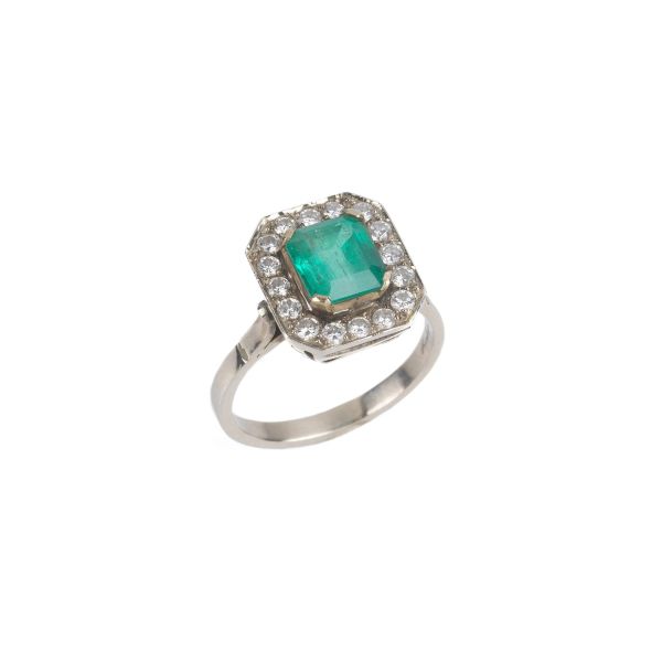 EMERALD AND DIAMOND RING IN 18KT WHITE GOLD