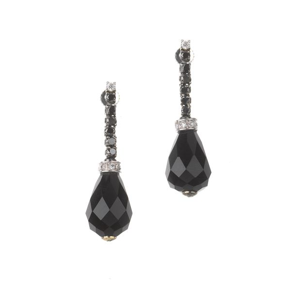 



LONG ONYX AND DIAMOND DROP EARRINGS IN 18KT WHITE GOLD