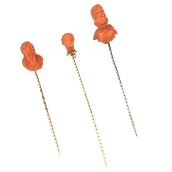 GROUP OF PINS IN GOLD AND SILVER