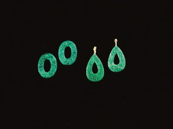  Coppia di orecchini Cina sec. XIX,  in giadeite colore verde smeraldo, a forma di  goccia , intagliati con motivi geometrici, alt. cm 6 