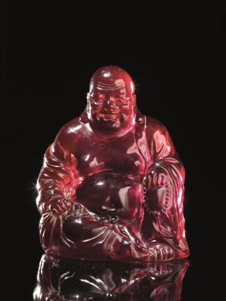Buddha, China sec. XX, in resina di color ambra, alt. cm 24