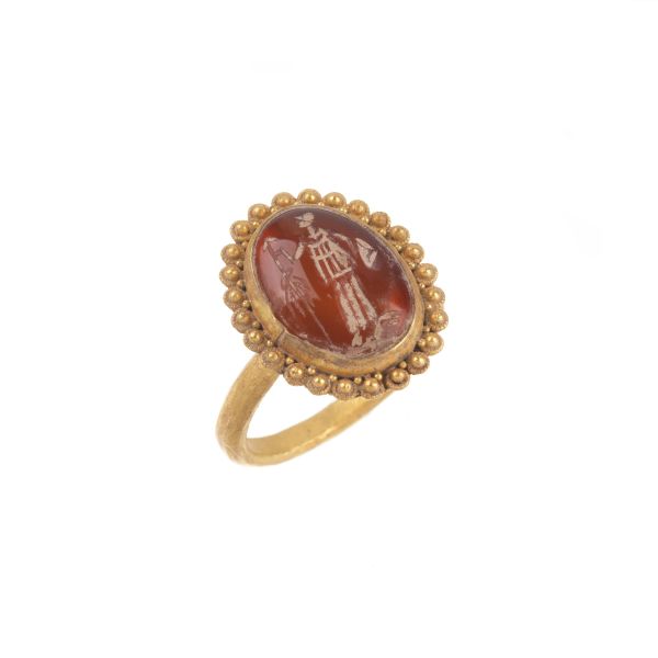 ARCHAEOLOGICAL STYLE HARD STONE RING IN 18KT YELLOW GOLD
