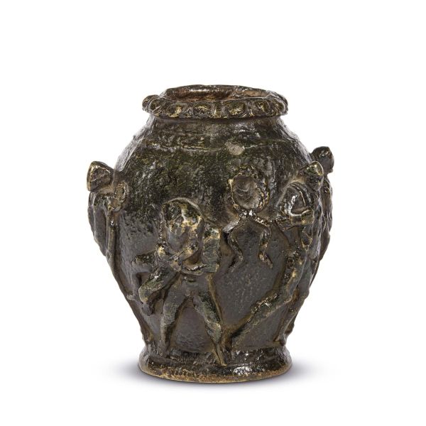 Venetian, early 17th century, a small vase, patinated bronze, representing male figures, h. 10,5 cm, diam. 5 cm