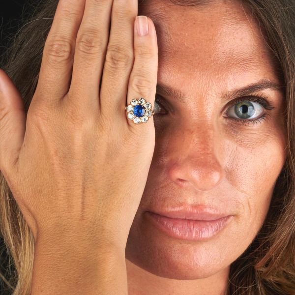 ANELLO A MARGHERITA CON ZAFFIRO SINTETICO E DIAMANTI