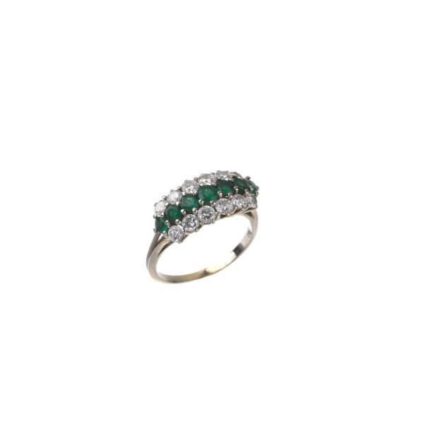 



EMERALD AND DIAMOND RING IN 18KT WHITE GOLD