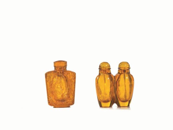 Due snuff bottles, Cina inizi sec. XX, in resina, una di forma squadrata e intagliata con figura di uccello del paradiso, l'altra a doppio vaso, alt. cm 5,4; cm 5,6 (2)