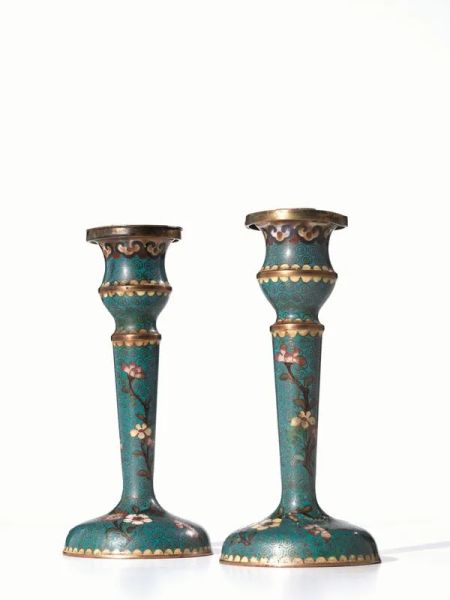 Coppia di candelieri&nbsp; Cina, sec. XX, in metallo cloisonn&eacute; decorati con fiori