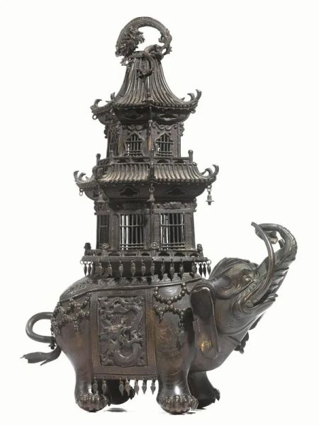 Incensiere, Cina dinastia Qing sec. XIX, in bronzo, a forma di elefante reggente pagoda, marcato indistintamente sul ventre, alt, cm 65, difetti e mancanze