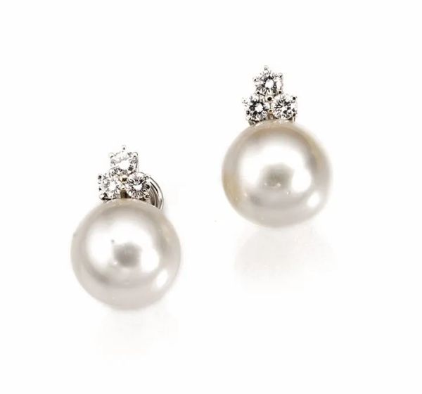 Paio di orecchini in oro bianco, perle e diamanti