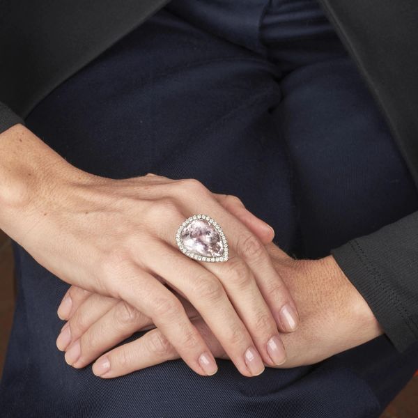 ANELLO A FORMA DI GOCCIA CON KUNZITE E DIAMANTI