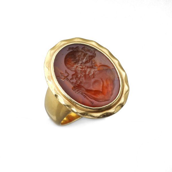 BIG ENGRAVED CARNELIAN RING IN 18KT YELLOW GOLD