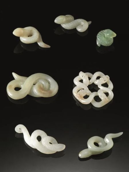 Otto serpenti, Cina sec. XIX e XX, in giada, la maggior parte in giada celadon, il pi&ugrave; grande cm 5.3x3