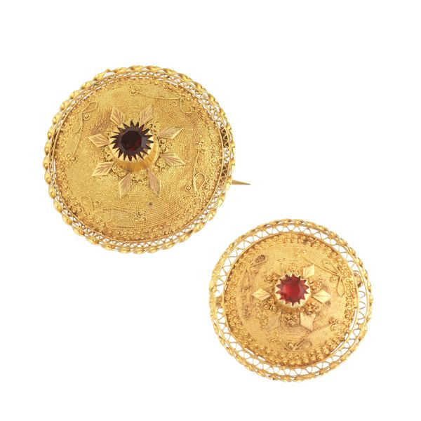 PAIR OF BROOCHES IN 18KT YELLOW GOLD