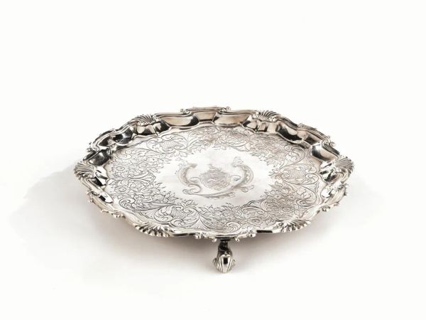  Salver, Inghilterra, fine secolo XIX,  di forma circolare, in argento, bordo sagomato, diam. cm 29, g 820,  bolli non leggibili                                              