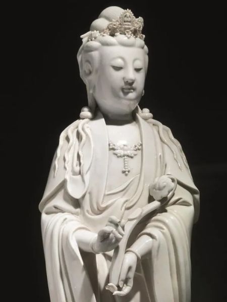  Scultura Cina sec. XIX,  in porcellana bianca Dehua, raffigurante Guanyin reggente scettro ruyi, reca marchio Boji Yuren (Fisherman) al retro, alt. cm 51,5