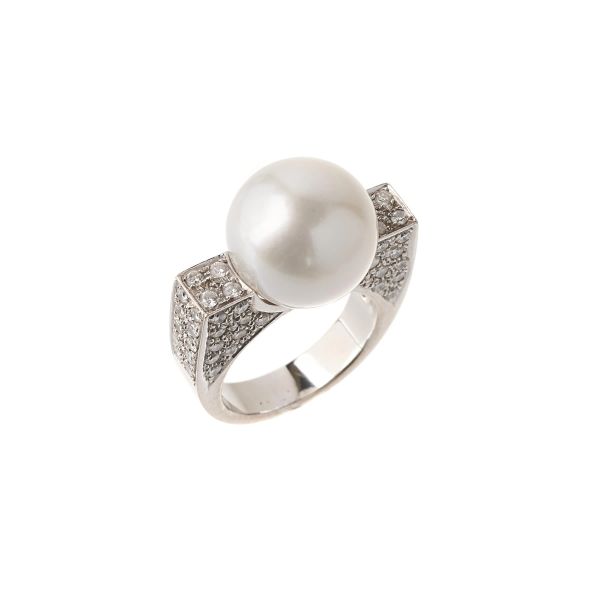 



ANELLO CON PERLA SOUTH SEA E DIAMANTI