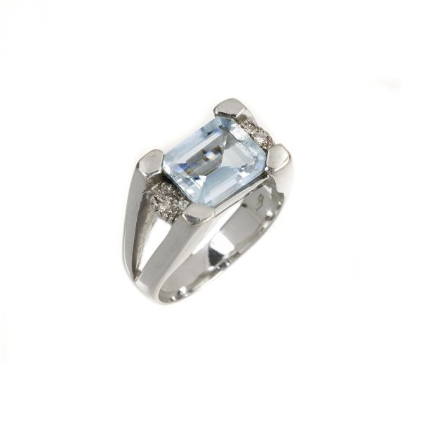 



AQUAMARINE AND DIAMOND RING IN 18KT WHITE GOLD