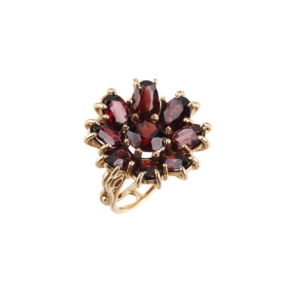 



GARNET FLOWER RING IN 18KT YELLOW GOLD