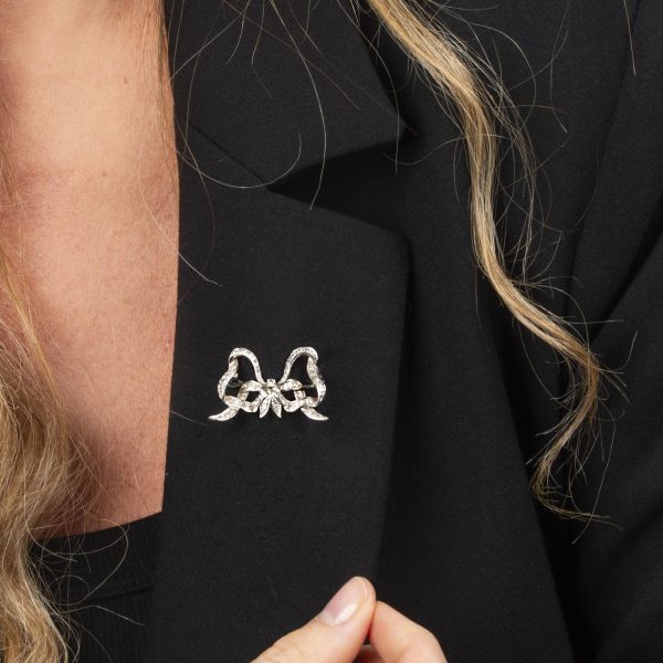 SPILLA A FORMA DI FIOCCO CON DIAMANTI