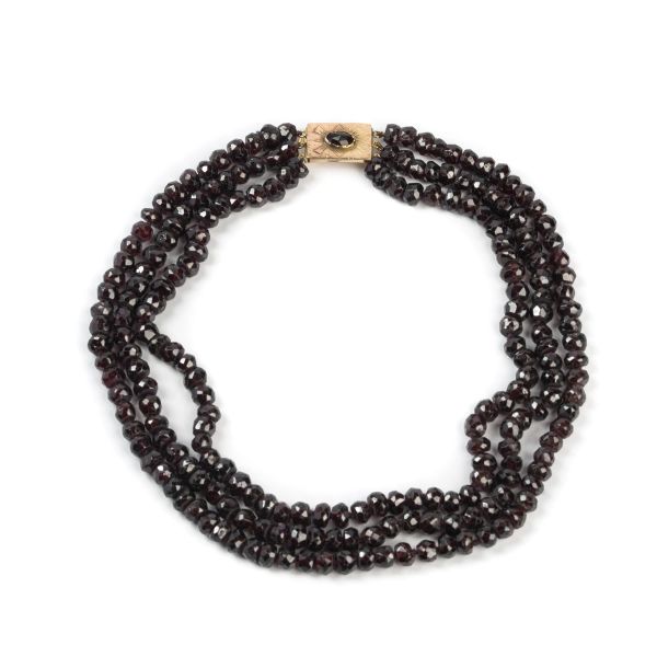 



COLLANA MULTIFILO CON GRANATI