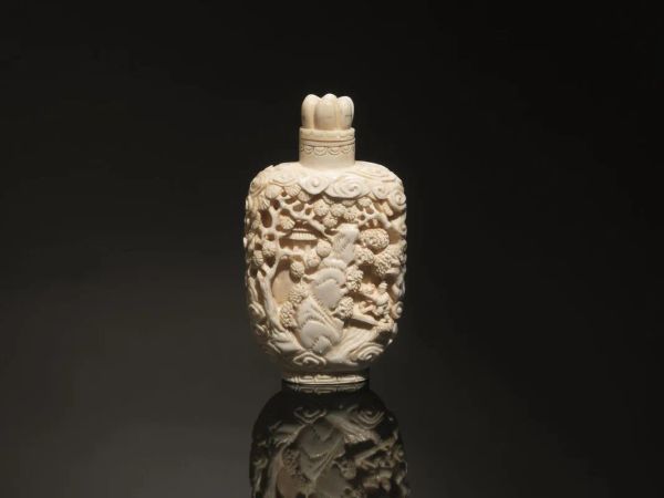  Snuff-bottle, Cina fine dinastia Qing,  in avorio intagliato, finemente decorato a paesaggio con arbusti e personaggio, alt. cm 7