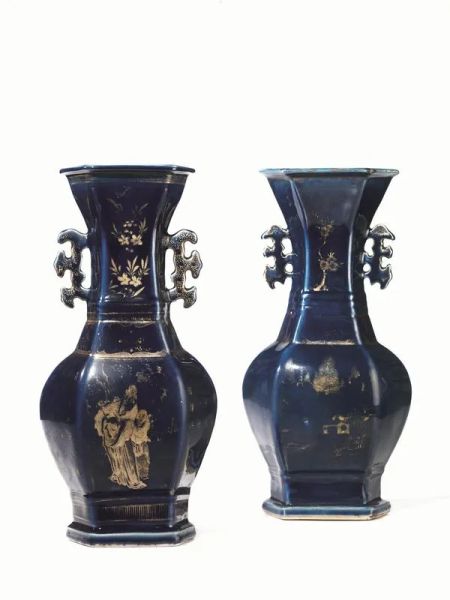  Due vasi in porcellana, Cina sec. XVIII-XIX, in porcellana a fondo blu, di  