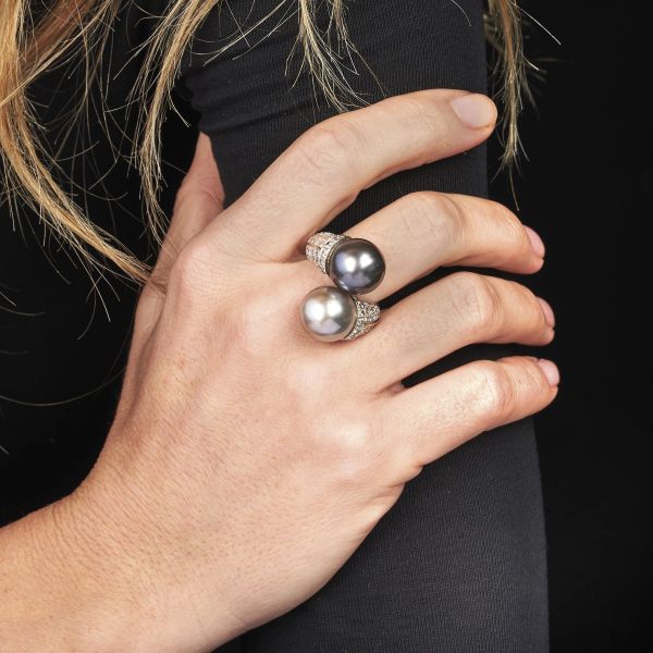 ANELLO CONTRARIE CON PERLE SOUTH SEA E DIAMANTI