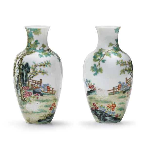 



A PAIR OF THIN-WALLED ENAMELLED PORCELAIN VASES, CHINA, REPUBLIC PERIOD (1912-1949)