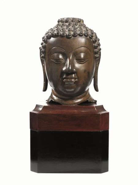 Scultura, Thailandia Chiang Saen, regno Lanna, sec. XVII-XVIII , in bronzo, raffigurante testa di Buddha, alt. cm 26, su base in legno alt. cm 22 