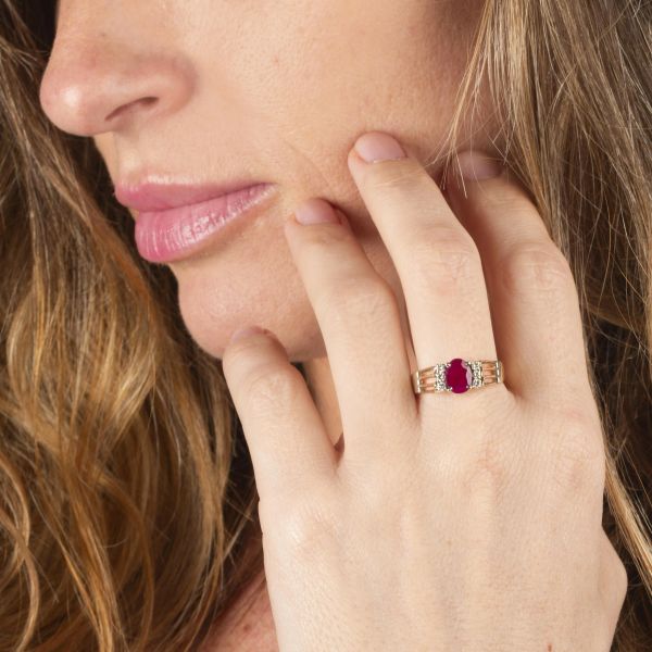 ANELLO CON RUBINO E DIAMANTI