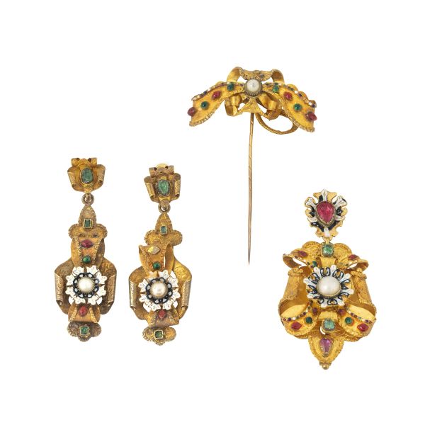 



SET WITH ENAMEL AND STONES 
