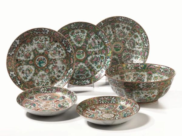  Una ciotola e cinque piatti, Cina sec. XIX,  in porcellana Canton, di cui una coppia per il mercato islamico, ciotola diam 26,5; diam cm 27, diam cm 21,5 (6)