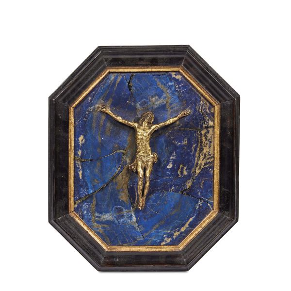Central Italy, 18th century, a Cross, gilt bronze on a lapis base, within an octagonal painted wooden frame, 22,5x18,5x4,5 cm, with frame 26,5x22,5x3 cm