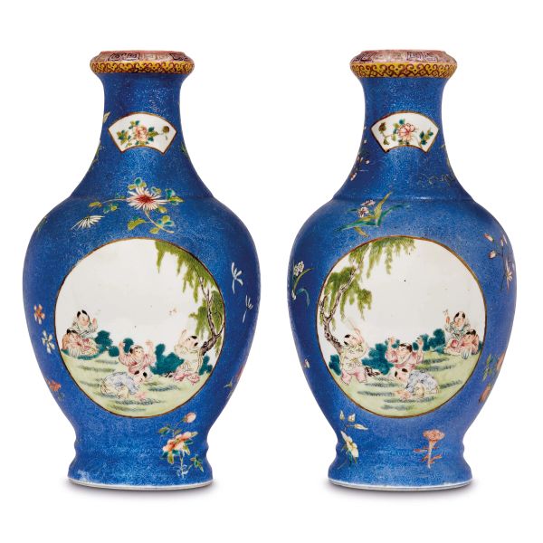 



COPPIA DI VASI CON FIGURE, CINA, PERIODO REPUBBLICA, SEC. XX