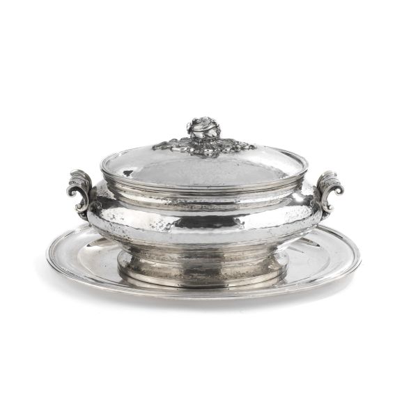 MARIO BUCCELLATI, 20TH CENTURY A SILVER TUREEN WITH TRAY