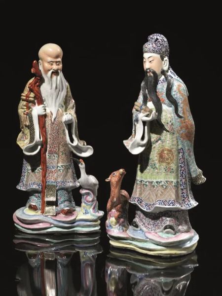 Due figure Cina sec. XIX-XX, in porcellana policroma, raffiguranti saggi con cerbiatto e volatile, alt cm 39