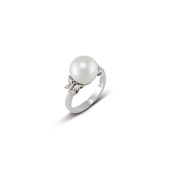 



ANELLO CON PERLA SOUTH SEA E DIAMANTI