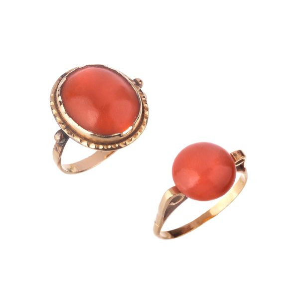 



TWO CORAL RINGS IN 18KT YELLOW GOLD