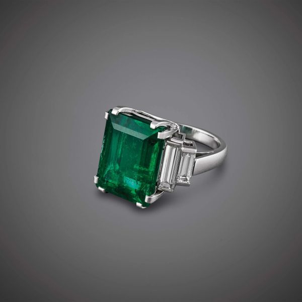 BULGARI ANELLO CON SMERALDO COLOMBIANO E DIAMANTI