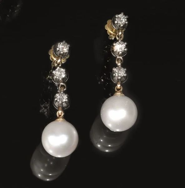 Paio di orecchini pendenti in argento, oro giallo, diamanti e perle