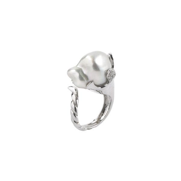 BAROQUE PEARL CONTRARIÈ RING IN 18KT WHITE GOLD