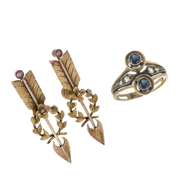 



PAIO DI ORECCHINI A FORMA DI FRECCIA CON ANELLO