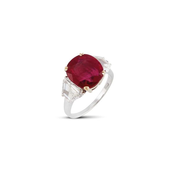 



THAI RUBY AND DIAMOND RING IN 18KT TWO TONE GOLD 