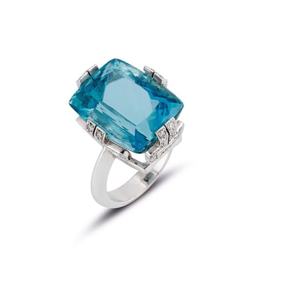 



ACQUAMARINE AND DIAMOND RING IN 18KT WHITE GOLD